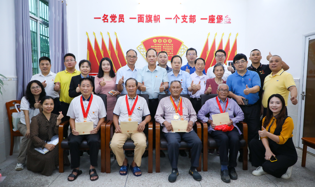 6 众一慈善党支部为高龄老党员和抗美援朝老兵送上慰问金和慰问品.png